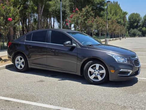 Used 2016 Chevrolet Cruze LT w/ Technology Package FWD image 3