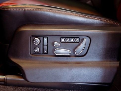 Used 2018 Bentley Bentayga image 14