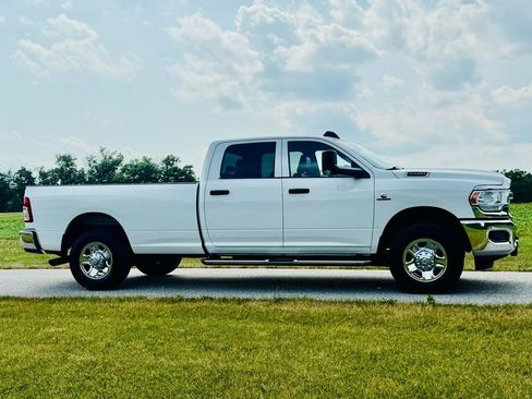 Used 2022 RAM 2500 Tradesman w/ Chrome Appearance Group AWD/4WD image 5