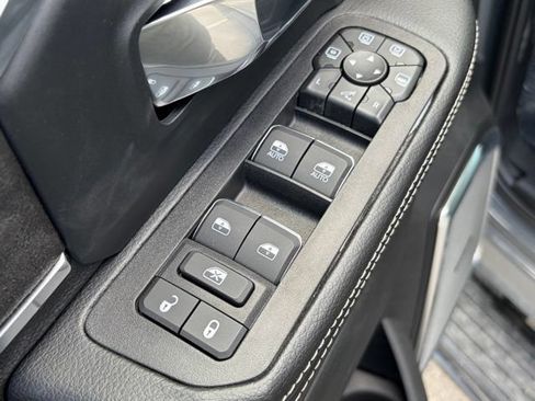 New 2026 RAM 2500 Laramie AWD/4WD image 13