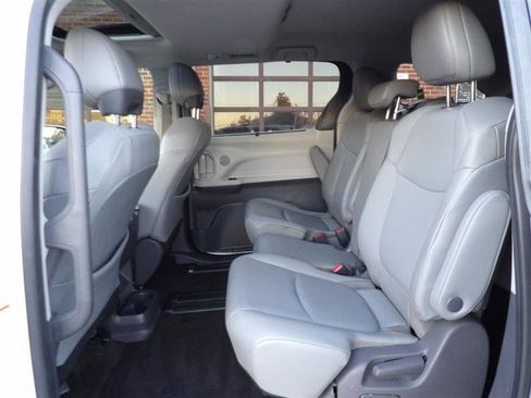 Used 2021 Toyota Sienna XLE image 12