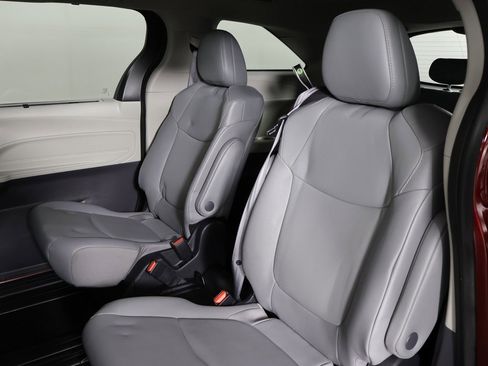 Used 2023 Toyota Sienna XLE image 29
