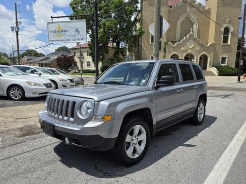 Used 2017 Jeep Patriot Latitude AWD/4WD image 2