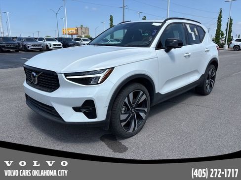 Used 2025 Volvo XC40 B5 Plus image 1