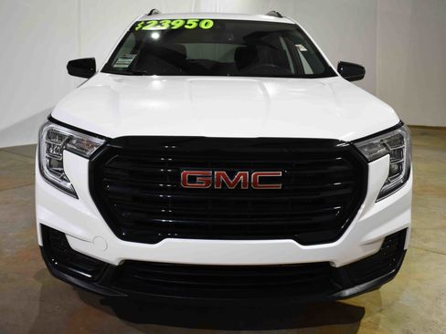 Used 2024 GMC Terrain SLE w/ Driver Convenience Package image 4