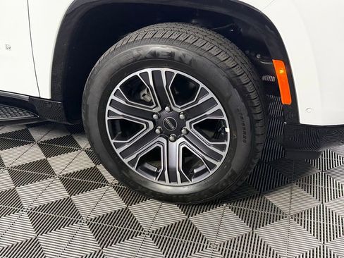 Used 2025 Jeep Wagoneer 4WD image 8