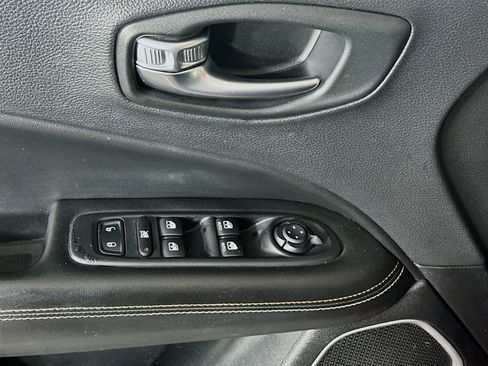 Used 2018 Jeep Compass Latitude FWD image 14