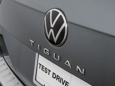 Certified 2023 Volkswagen Tiguan SE w/ Panoramic Sunroof Package FWD image 38