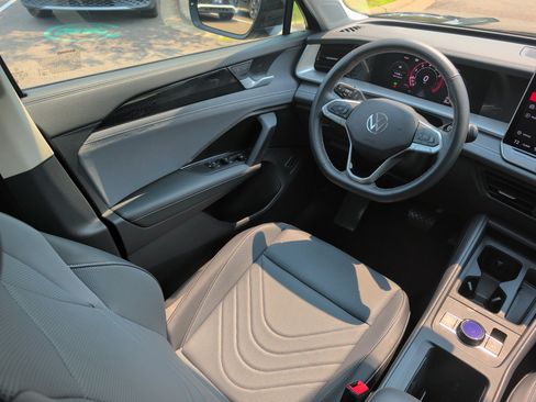Certified 2025 Volkswagen Tiguan SE AWD/4WD image 9