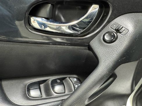 Used 2017 Nissan Rogue SV image 19