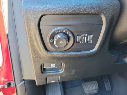 Used 2023 Jeep Grand Cherokee Limited w/ Black Appearance Package image 17