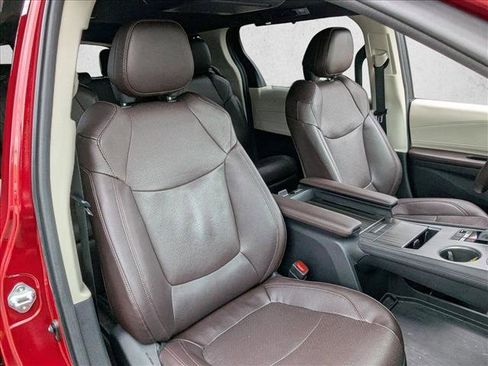 Used 2023 Toyota Sienna Platinum image 25