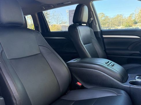 Used 2019 Toyota Highlander SE image 14