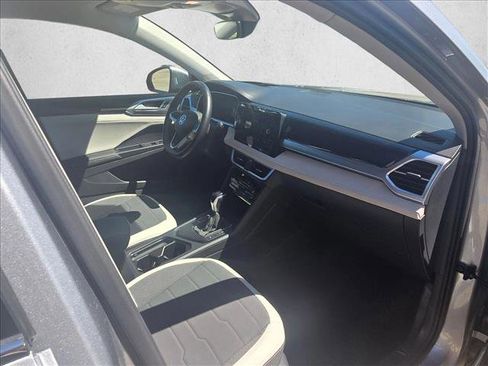 Used 2025 Volkswagen Taos SE FWD image 19
