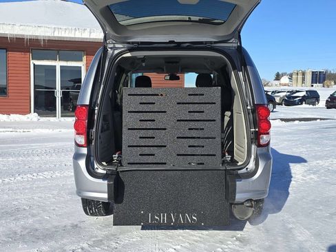 Used 2019 Dodge Grand Caravan SE image 4