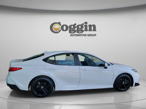 Used 2026 Toyota Camry SE image 4