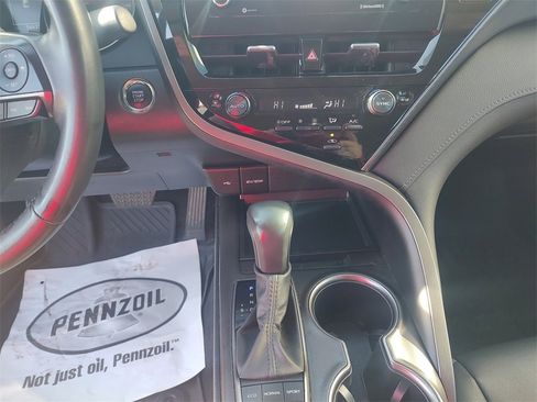 Used 2024 Toyota Camry SE image 11