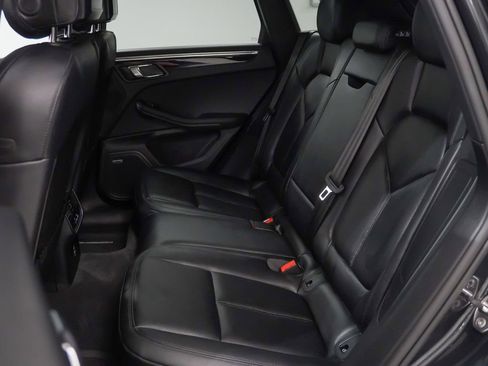 Certified 2025 Porsche Macan image 18