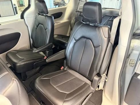 Used 2024 Chrysler Pacifica Touring-L FWD image 14