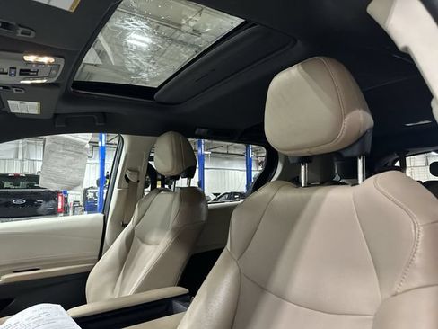 Used 2022 Toyota Sienna XLE FWD image 20