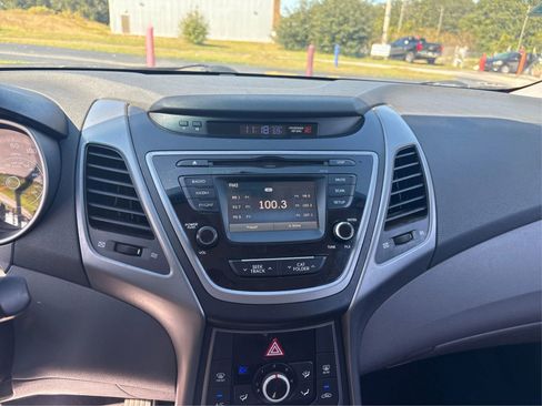 Used 2015 Hyundai Elantra SE w/ Option Group 02 FWD image 15