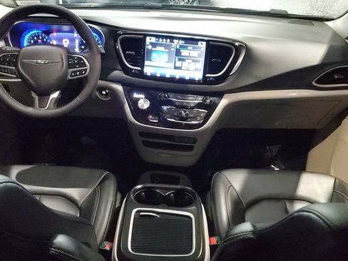 Used 2023 Chrysler Pacifica Touring-L FWD image 11