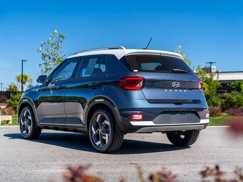 Used 2025 Hyundai Venue Limited FWD image 6