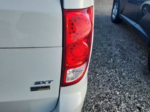 Used 2019 Dodge Grand Caravan SXT image 5