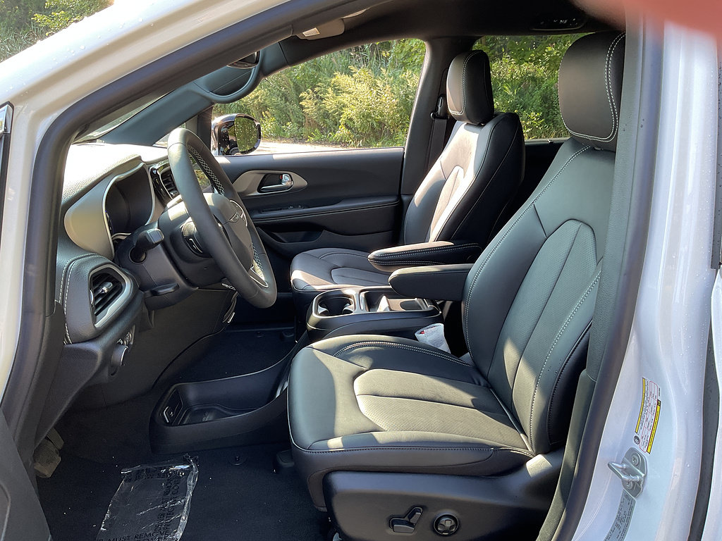 New 2027 Chrysler Pacifica Select FWD image 8