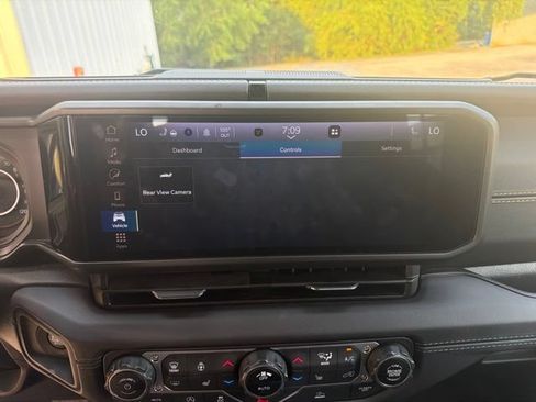 Used 2025 Jeep Gladiator Sport AWD/4WD image 24