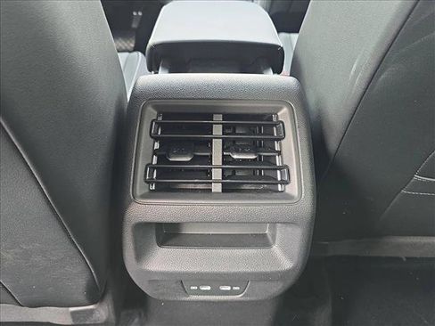 Used 2025 Volkswagen Tiguan SE image 17