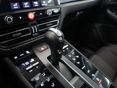 Certified 2025 Porsche Macan image 15