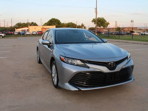 Used 2019 Toyota Camry LE FWD image 4