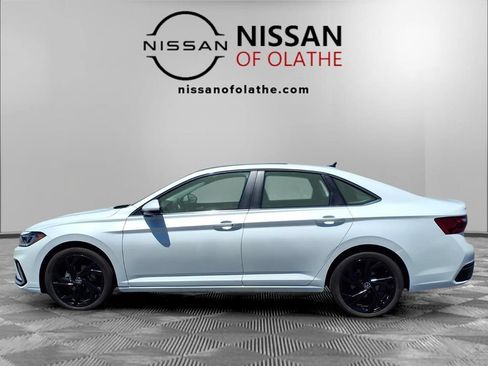 Used 2025 Volkswagen Jetta SE w/ Sunroof Package FWD image 20