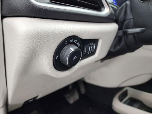 Used 2024 Chrysler Pacifica Touring-L image 41