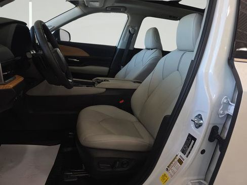 Used 2025 Toyota Grand Highlander AWD image 12