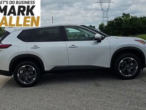 Used 2025 Nissan Rogue SV FWD image 9