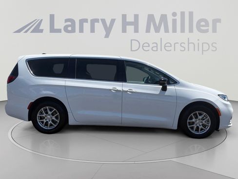 Used 2024 Chrysler Pacifica Touring-L FWD image 6