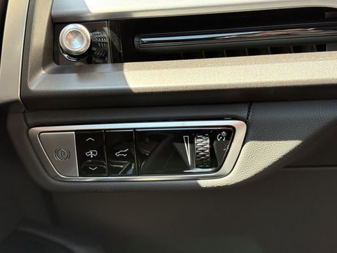 New 2026 Cadillac Vistiq Platinum image 30