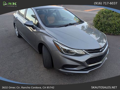 Used 2018 Chevrolet Cruze LT FWD image 4