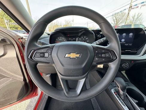 Used 2024 Chevrolet Trax LS w/ LS Convenience Package FWD image 19