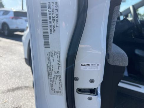 Used 2022 Jeep Compass Latitude FWD image 36