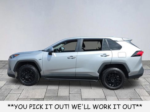 Used 2022 Toyota RAV4 LE FWD image 4