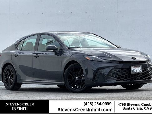 Used 2025 Toyota Camry SE image 1