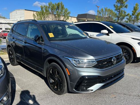 Used 2023 Volkswagen Tiguan SE R-Line image 3