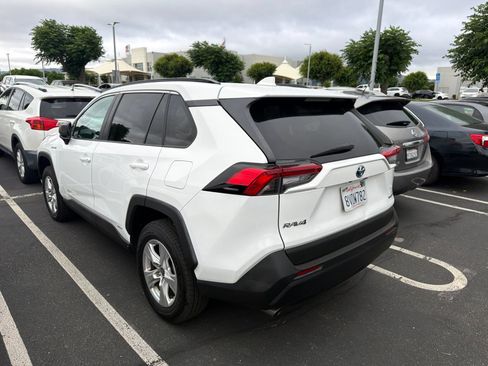 Used 2021 Toyota RAV4 LE AWD/4WD image 3