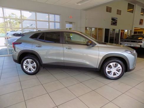 Used 2024 Chevrolet Trax LS FWD image 9