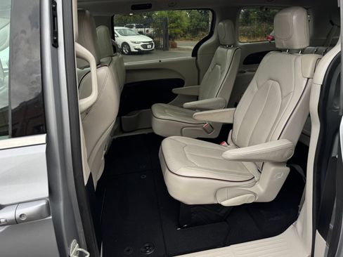 Used 2020 Chrysler Pacifica Limited FWD image 15
