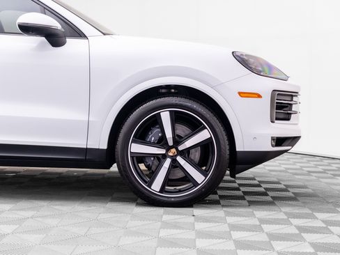 Certified 2025 Porsche Cayenne Coupe AWD/4WD image 34