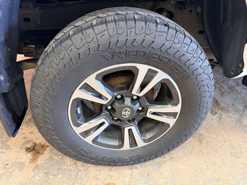 Used 2019 Toyota Tacoma TRD Sport w/ Technology Package AWD/4WD image 12